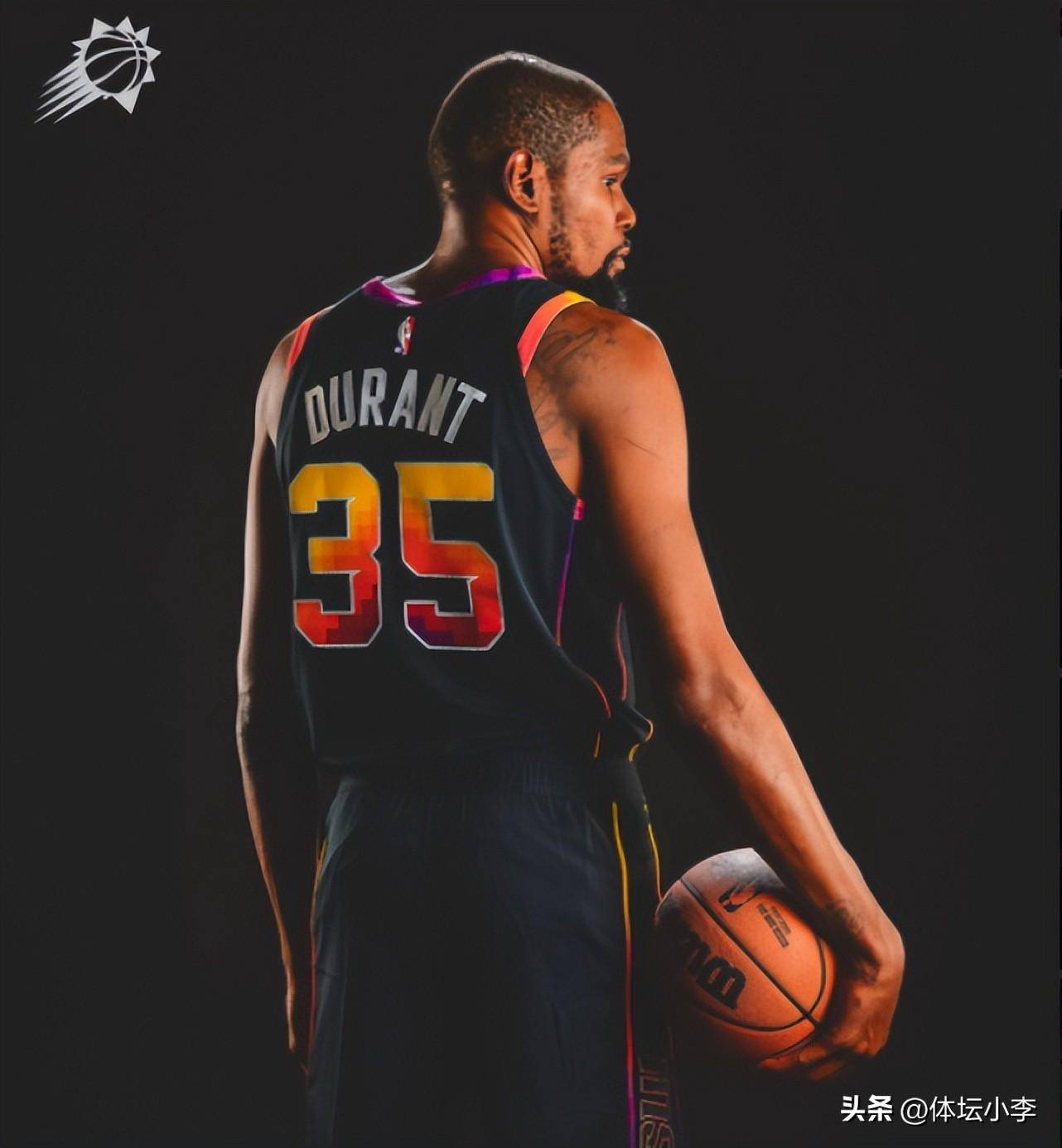 球员倒地后仍把球传出去，太拼